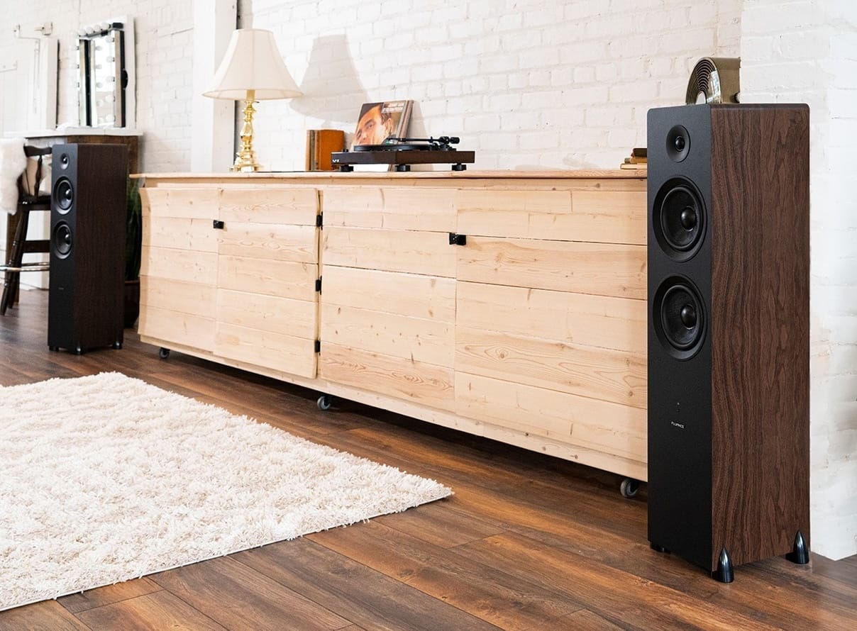 Vinyl’s Modern Revival:  Choosing the Right Turntable for Beginners