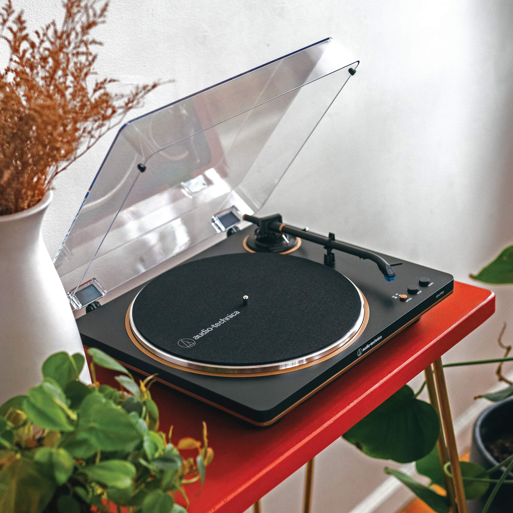 Vinyl’s Modern Revival:  Choosing the Right Turntable for Beginners
